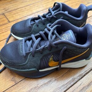 Girls NikeSabrina basketball Sneakers in purple and Gold